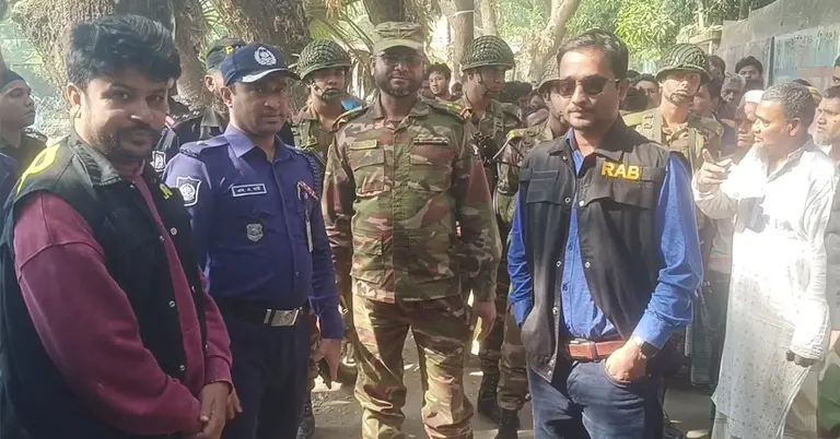 ঘটনাস্থলে পুলিশ, সেনাবাহিনী ও র‌্যাবের সদস্যরা